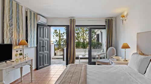 梅加利阿莫斯Aegean Suites的一间卧室设有一张床和一个阳台