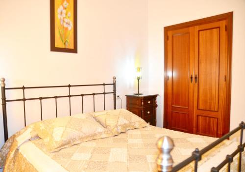 利纳雷斯德拉谢拉Casa Rural Aya I的一间卧室配有一张床和一扇木门