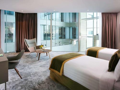迪拜迪拜朱美拉宜必思尚品酒店的酒店客房带两张床和一间浴室