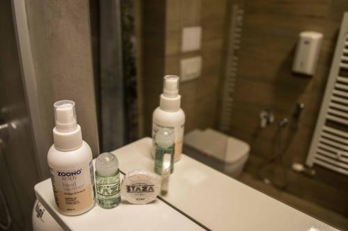 别拉什尼察Staza Resort的浴室提供三瓶肥皂和镜子