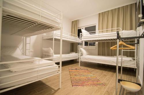 别拉什尼察Staza Resort的一间设有两张双层床和地毯的房间