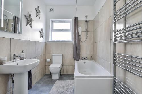 谢菲尔德Hidden Gem-Open To Book-Super Location的浴室配有盥洗盆、卫生间和浴缸。