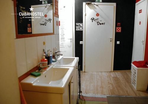 圣彼得堡库巴旅馆 的一个带水槽的厨房和一个通往客房的门