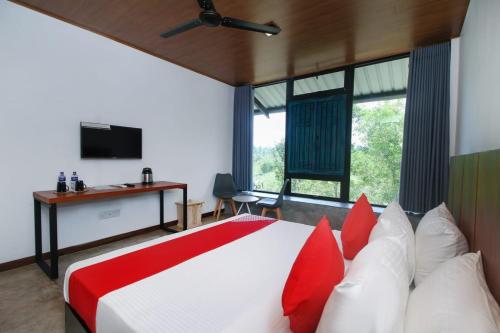 皮利亚恩达拉The Domain的一间卧室配有一张带红色和白色枕头的大床