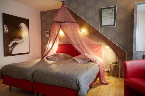 科特赖克Focus Hotel的一间卧室配有一张带天蓬的床