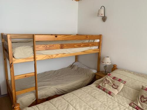 维拉尔-德朗La Moucherolle的一间卧室配有两张双层床和一张床
