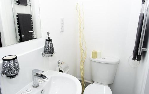 曼彻斯特Parkview Residence的白色的浴室设有卫生间和水槽。
