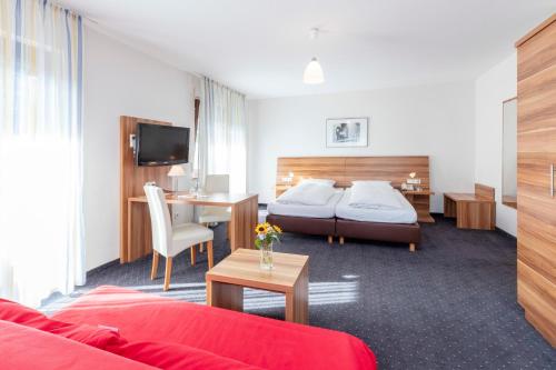 施瓦格明德Hotel Krone Straßdorf的配有一张床和一张书桌的酒店客房
