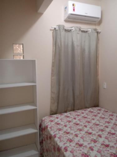 贝贝里比Casa Larithur的一间卧室配有床和带窗帘的窗户