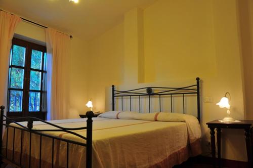 卢卡伊尔卡萨勒迪南妮住宿加早餐旅馆的一间卧室设有一张床和一个窗口