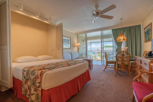 拉海纳纳皮里日落海滩度假酒店的酒店客房设有一张床和一个阳台。