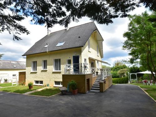 QuinévilleModern house with private terrace的灰色屋顶的大型白色房屋