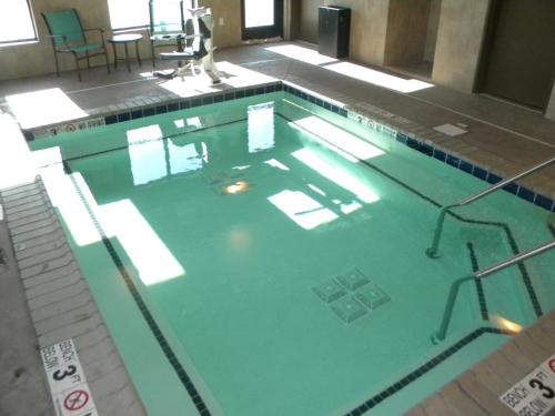 Watford CityTeddy's Residential Suites Watford City的一座大型游泳池,