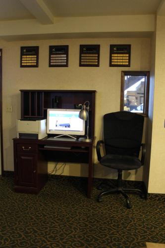 Goldendale戈尔登品质套房酒店的办公室,配有书桌、电脑和椅子