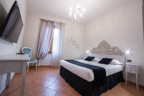 佛罗伦萨Residenza Florentia的一间卧室配有一张大床和一个吊灯。