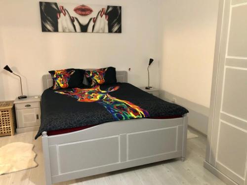 BragadiruGOOD MOOD的一间卧室配有一张带彩色毯子的床