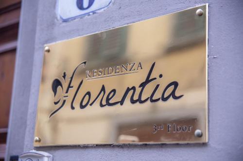 佛罗伦萨Residenza Florentia的建筑物上花卉商店的标志