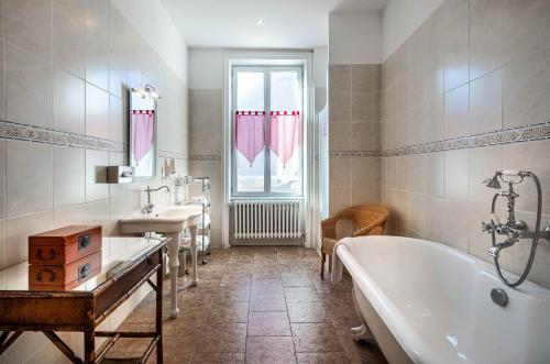 阿姆博斯Le Pavillon des Lys - Hôtel Particulier的浴室配有两个盥洗盆和浴缸。