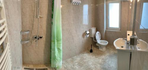 布加勒斯特Hostel JAZ的带淋浴、卫生间和盥洗盆的浴室