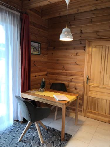 陶普利茨Haus Edelgrün的木制客房配有木桌和椅子