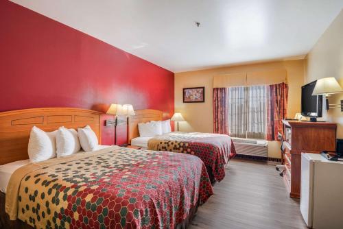 拉伯克Econo Lodge Lubbock I-27的酒店客房设有两张床和电视。