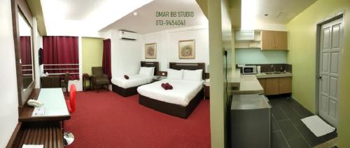 哥打巴鲁OMAR BB STUDIO的酒店客房带两张床和厨房