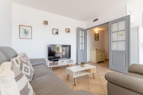 马赛Appartement Standing Marseille 2 chambres 6 pers Clim Parking JO的带沙发和电视的客厅