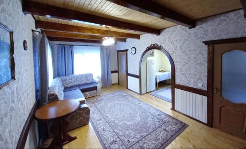 塔塔里夫Котедж "Хата край села"的客厅配有沙发和桌子