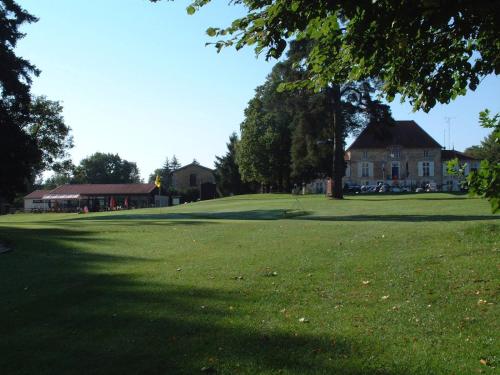 Combles-en-BarroisGite - COTE GREEN的一片大草场,有房子的背景