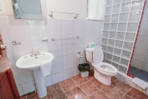 曼努埃尔安东尼奥三旗酒店的一间带卫生间和水槽的浴室