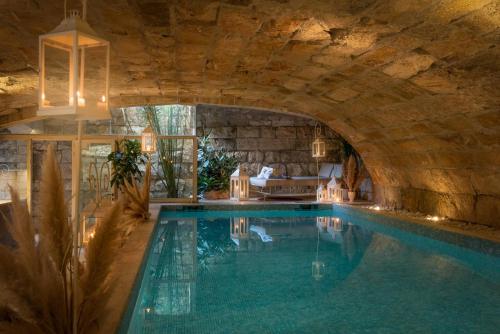 圣温琴佐Villa Galatea的一座带石墙和天花板的室内游泳池