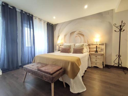 阿利坎特LUXURY New Apartment CITY CENTRE & BEACH, Alicante的一间卧室配有一张大床和一张桌子