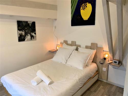 卡奥尔La Chantrerie的卧室配有白色的床和2个枕头