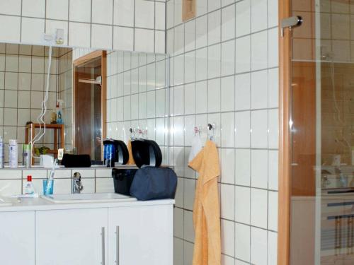 EidsvågSix-Bedroom Holiday home in Eidsvåg的一间带水槽和镜子的浴室