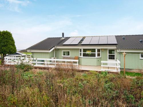 诺德堡6 person holiday home in Nordborg的屋顶上设有太阳能电池板的房子