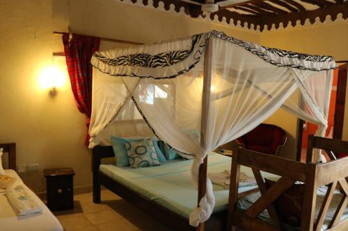 蒙巴萨Room in Guest room - A wonderful Beach property in Diani Beach Kenyaa dream holiday place的一间卧室配有一张带天蓬的双层床