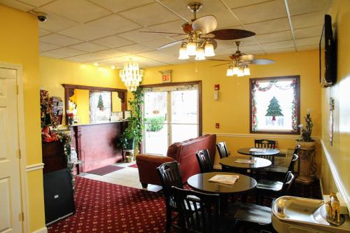 尤宁城Country Hearth Inn-Union City的餐厅内带桌椅的用餐室