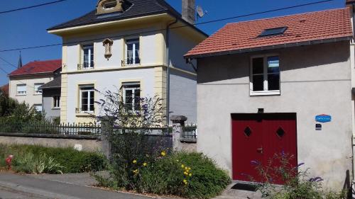 Ancy-sur-MoselleStudio rénové et équipé 2 personnes Le canardeau的红色的白色房子,红色的门