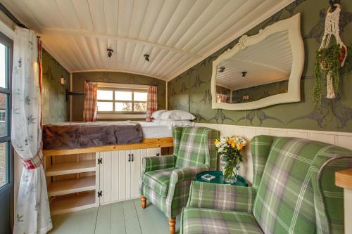 FelbriggThe Covey的一间卧室配有一张床和两张绿色椅子