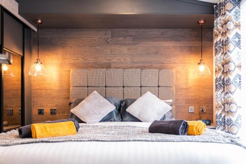 约克JJs Lodge Lakewood的一间卧室配有一张带黄色枕头的大床