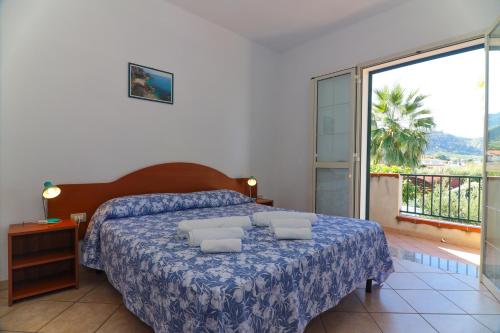 帕尔盖利亚马雷布鲁之家度假屋的一间卧室设有一张床和一个大窗户