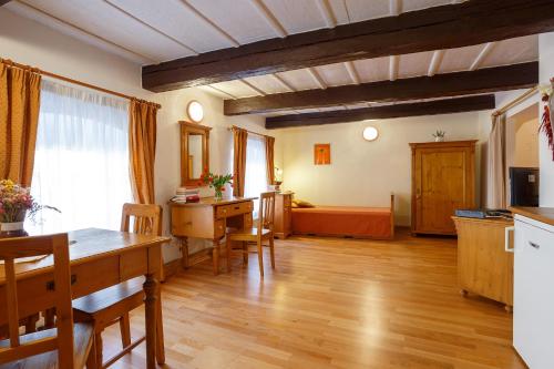 利托米什尔帕赛卡旅馆的厨房以及带桌椅的起居室。