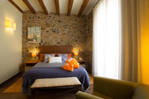 博特阿瑞尔卡尔巴贝尔酒店的一间卧室设有一张床和石墙