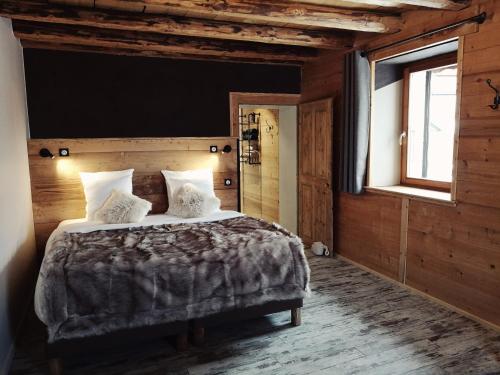 托隆Un R de Mémises的一间带一张大床的卧室,位于带窗户的房间内