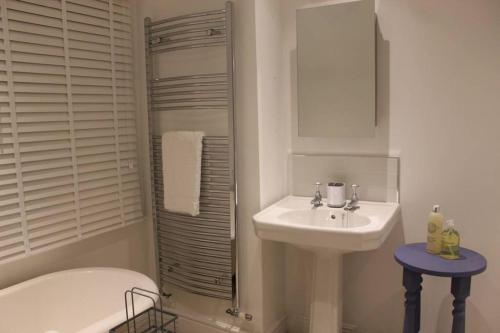 什鲁斯伯里Luxury townhouse in town centre, views, river walk的白色的浴室设有水槽和淋浴。