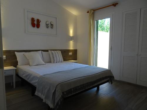 卡拉恩·布拉內斯Apartamento las Siete Palmeras的一间卧室设有一张大床、窗户和门