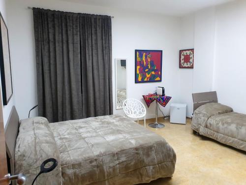 埃尔科拉诺B&B HERCULANEUM RUINS的一间卧室配有一张床和一张沙发