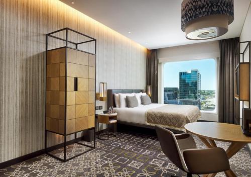 珀斯珀斯市中心洲际酒店的酒店客房设有一张床和一个大窗户