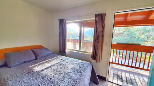 克恩维尔Corral Creek Lodge的一间卧室设有一张床和一个大窗户