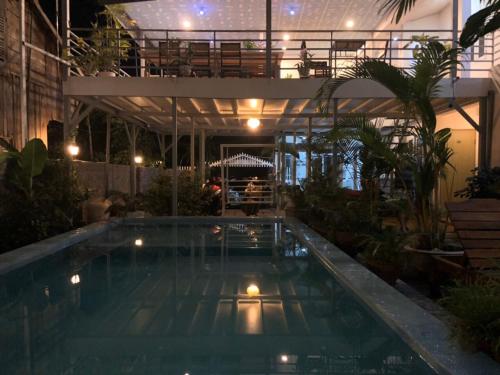 富国果园旅馆的一座建筑物中央的游泳池